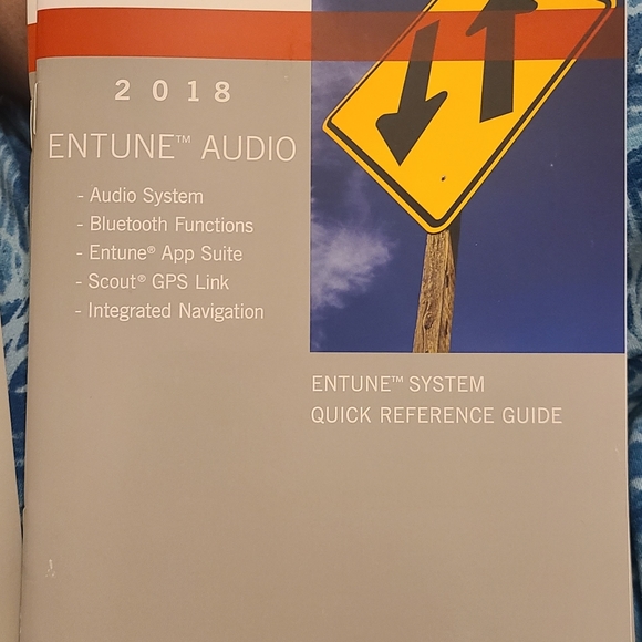 2018 Toyota Highlander Owners Manual Handbook with Case. Set of 5 Books - Picture 9 of 9